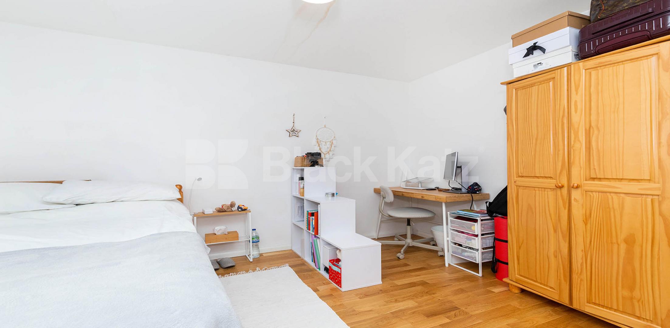 			INCLUDES GAS & ELECTRICITY, 2 Bedroom, 1 bath, 1 reception Apartment			 Hornsey Road, HOLLOWAY 